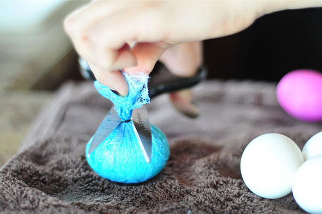 Easter-Eggs-14-Wrap-the-Egg-With-Lace-and-Dip-it-Into-Dye-2