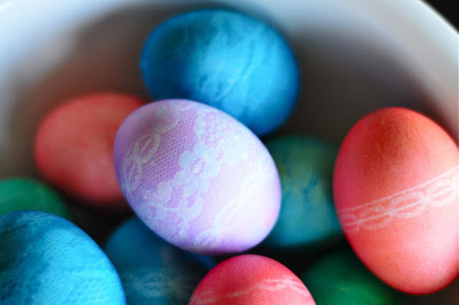 Easter-Eggs-14-Wrap-the-Egg-With-Lace-and-Dip-it-Into-Dye-3