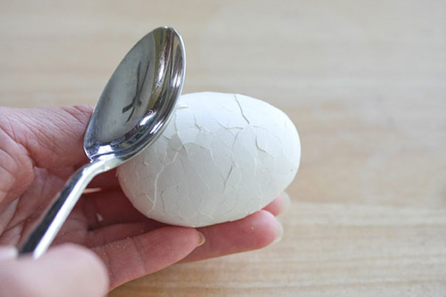 Easter-Eggs-15-Create-Marble-Eggs-by-Putting-Cracked-Eggs-in-TeaSoy-Mixture-1