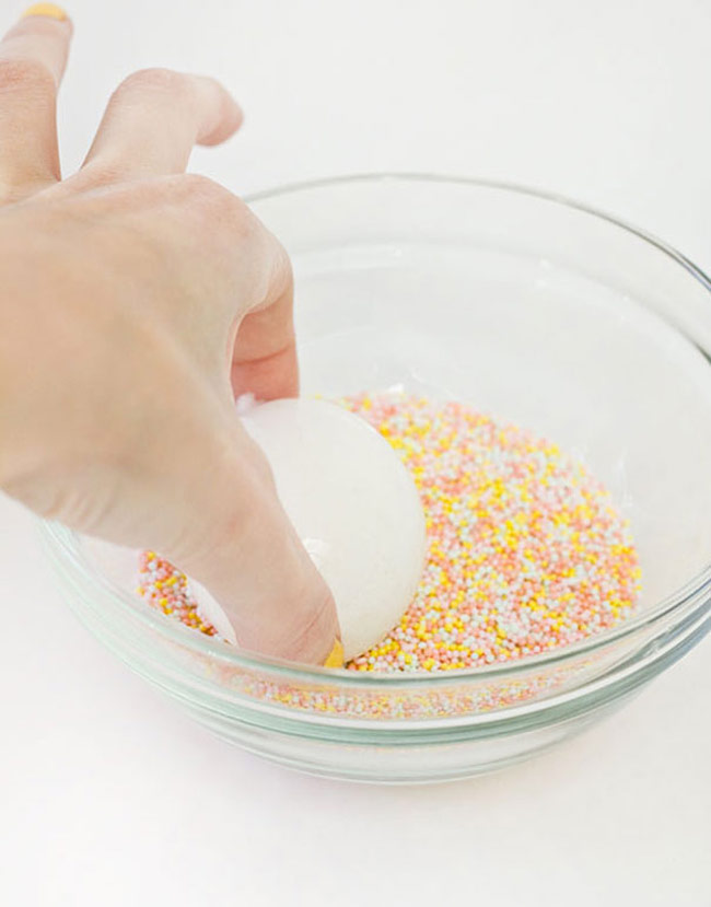 Easter-Eggs-1_Cover_Egg_With_Tacky_Glue_and_Dip_In_Sprinkles_1