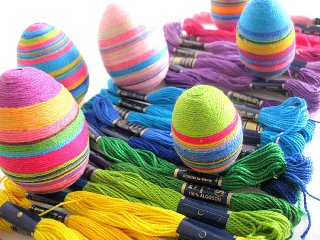 Easter-Eggs-2_Wrap_an_Egg_With_Colored_Threads