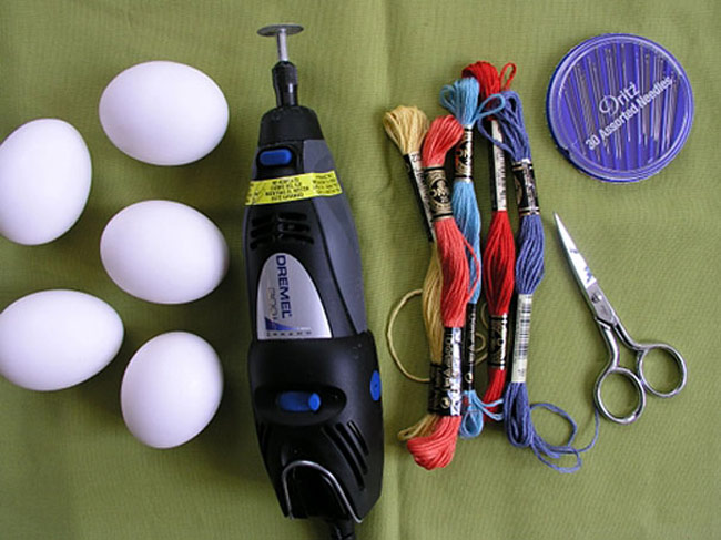 Easter-Eggs-4_Use_Dremel_Tool_to_Drill_a_Drained_Egg_and_Embroider_It_1