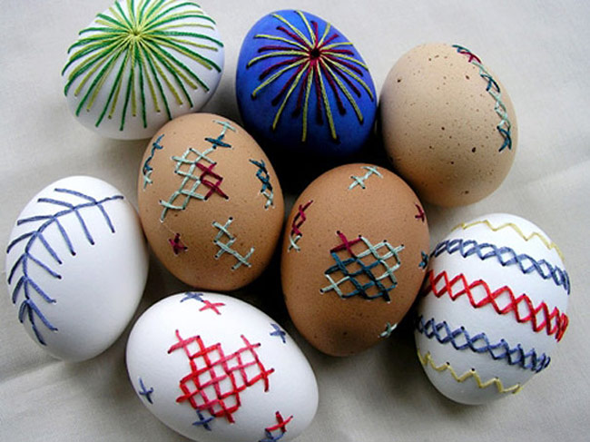 Easter-Eggs-4_Use_Dremel_Tool_to_Drill_a_Drained_Egg_and_Embroider_It_2