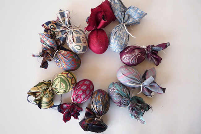 Easter-Eggs-5_Wrap_an_Egg_in an_Old_Tie_and_Boil_In_Water_with_Vinegar_2