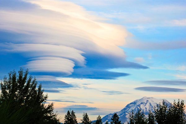 Amazing-lenticular-clouds-on-Earth-12-Mt-Rainier-Washington-USA
