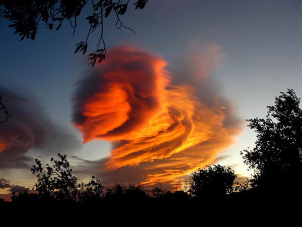 Amazing-lenticular-clouds-on-Earth-18-Roquetes-Catalonia-Spain-great-atmosphere