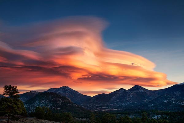 Amazing-lenticular-clouds-on-Earth-19-Lee-Side-Rocky-Mountains-great-atmosphere