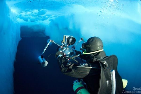 diving-under-ice-arctic-ocean-11-beautiful-blue-photography-great-atmosphere
