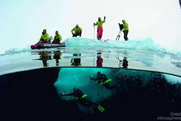 diving-under-ice-arctic-ocean-12-beautiful-blue-photography-great-atmosphere