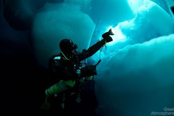 diving-under-ice-arctic-ocean-3-beautiful-blue-photography-great-atmosphere
