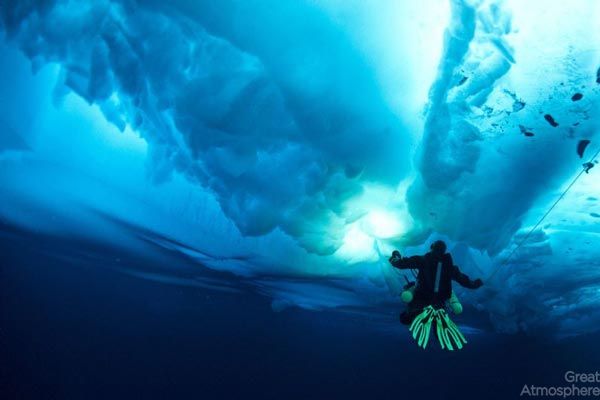 diving-under-ice-arctic-ocean-5-beautiful-blue-photography-great-atmosphere