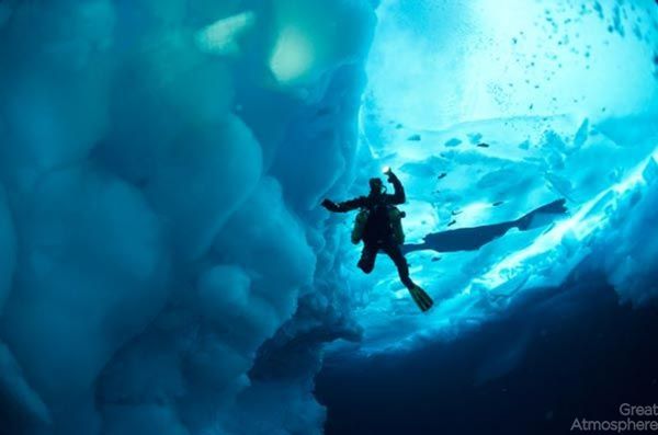 diving-under-ice-arctic-ocean-7-beautiful-blue-photography-great-atmosphere