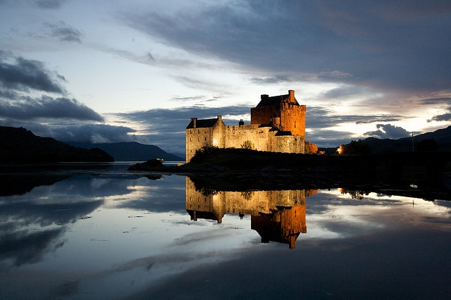 eilean-donan-Castle-beautiful-lakes-great-atmosphere-travel-destination-beautiful