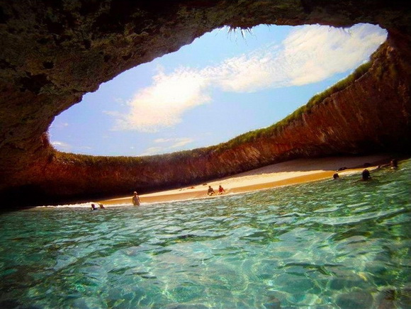Hidden-Beach-on-Marieta-Islands-Mexico-hidden-beaches-6-travel-great-atmosphere