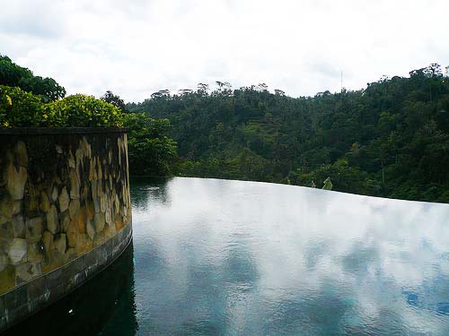 Impressive-pools-in-tropical-forest-8-Indonesia-Bali-great-atmosphere