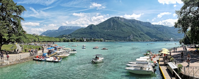 Lake-Annecy-great-atmosphere-travel-destination-beautiful
