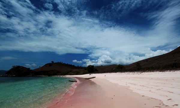 Pink-Beach-Komodo-National-Park-Indonesia-travel-destinations-great-atmosphere-photography-1