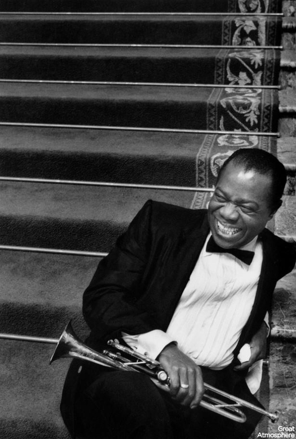 Louis-Armstrong-music-photography-jazz-sound-great-atmosphere-black-and-white